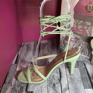 - NWT Ladies  Delicious brand strappy heel in size 8 in exquisite spring g…